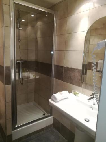 Foto de una habitación de Logis Hotel-Restaurant Spa Le Lac
