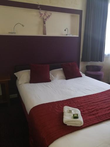 Foto de una habitación de Logis Hotel-Restaurant Spa Le Lac