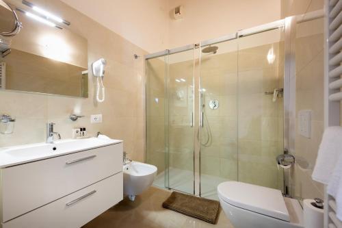 Foto del baño de International Beach Hotel