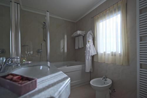 Foto del baño de Noventa Hotel