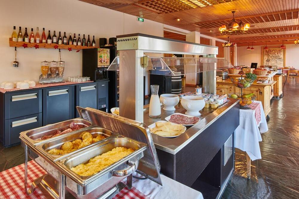 Foto de restauración de Hôtel Vacances Bleues Les Chalets du Prariand