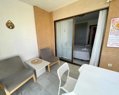 Foto de una habitación de Alquileres Vacacionales Mediterraneo 43 - Aloturin Benidorm