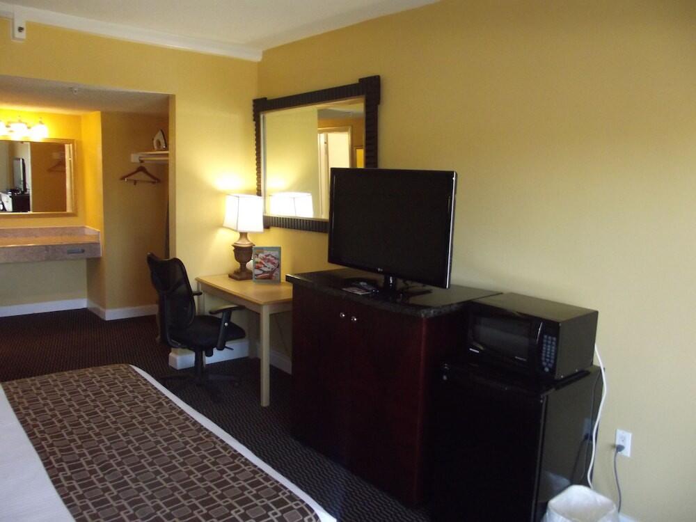 Foto de una habitación de Motel Ambassadors Inn &amp;amp; Suites