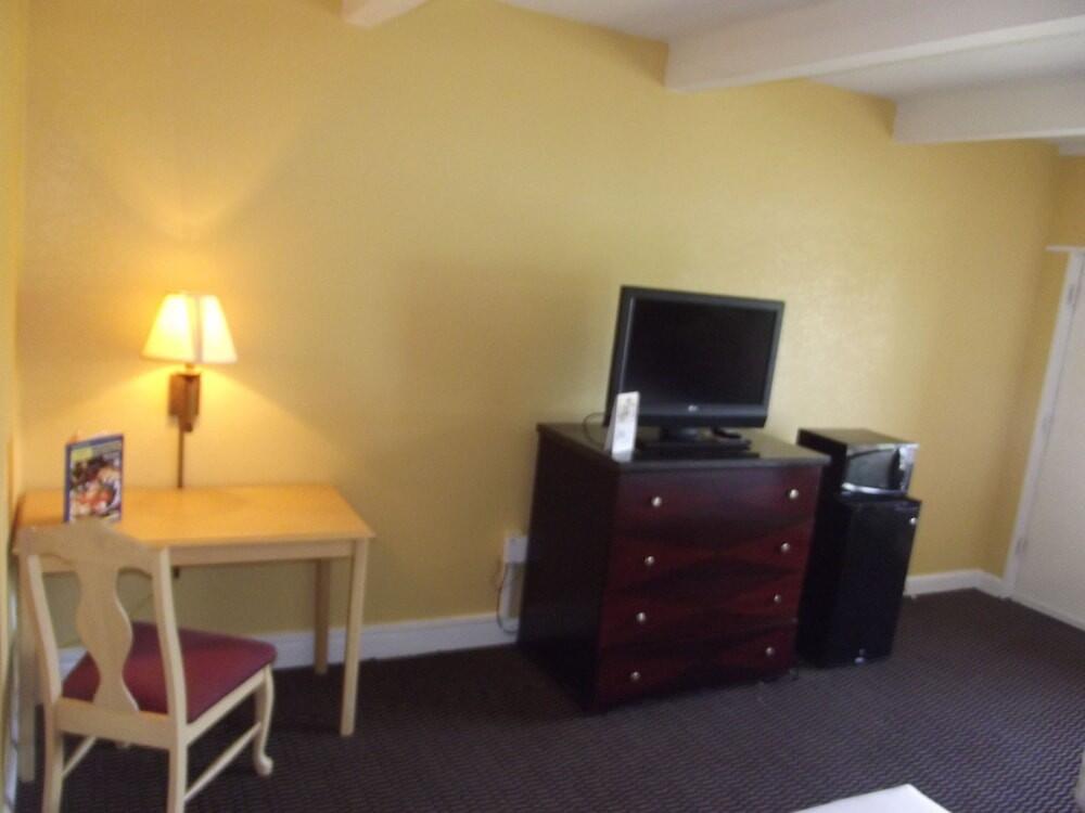 Foto de una habitación de Motel Ambassadors Inn &amp;amp; Suites