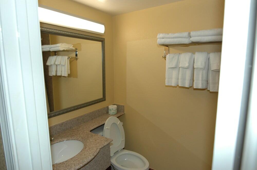 Foto del baño de Motel Ambassadors Inn &amp;amp; Suites