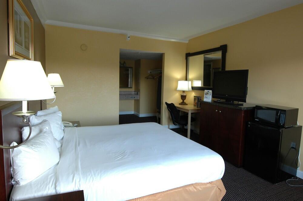 Foto de una habitación de Motel Ambassadors Inn &amp;amp; Suites