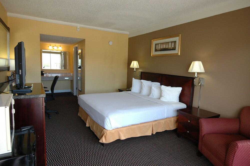 Foto de una habitación de Motel Ambassadors Inn &amp;amp; Suites
