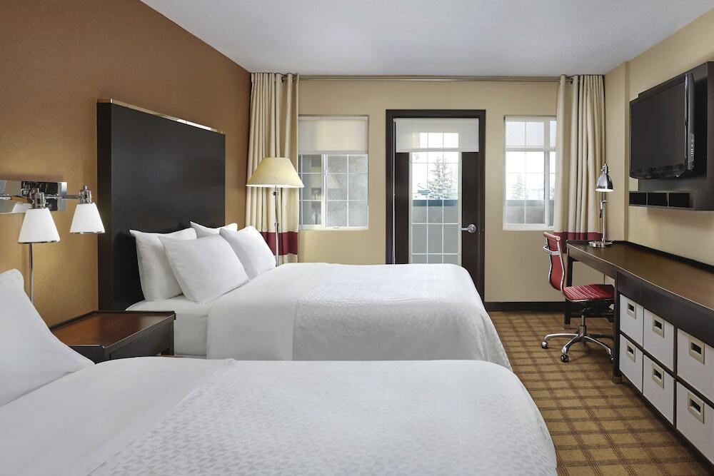 Foto de una habitación de Four Points by Sheraton Hotel &amp;amp; Suites Calgary West