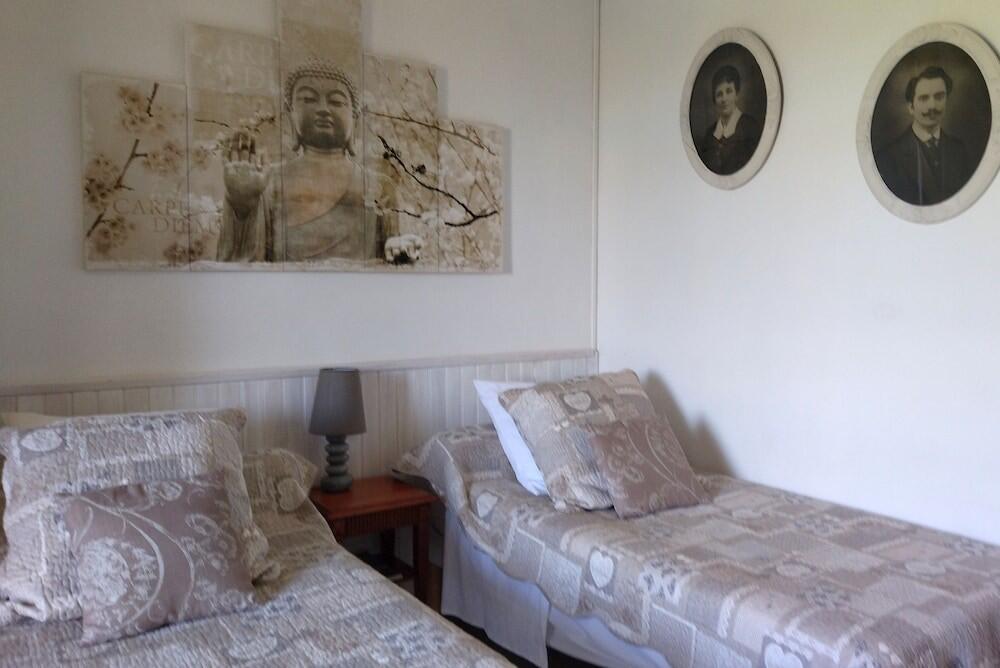 Foto de una habitación de Mas de Bellegou Bed and Breakfast