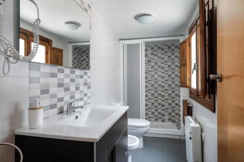 Foto del baño de Alquileres Vacacionales Urban Suites Granada