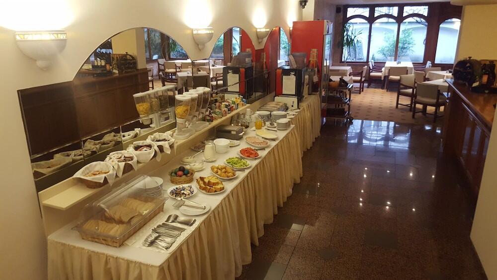 Foto de restauración de Geneva Hotel
