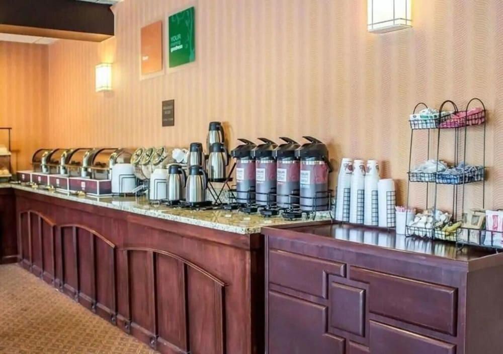Foto de una habitación de Hotel Norwood Inn &amp;amp; Suites Columbus