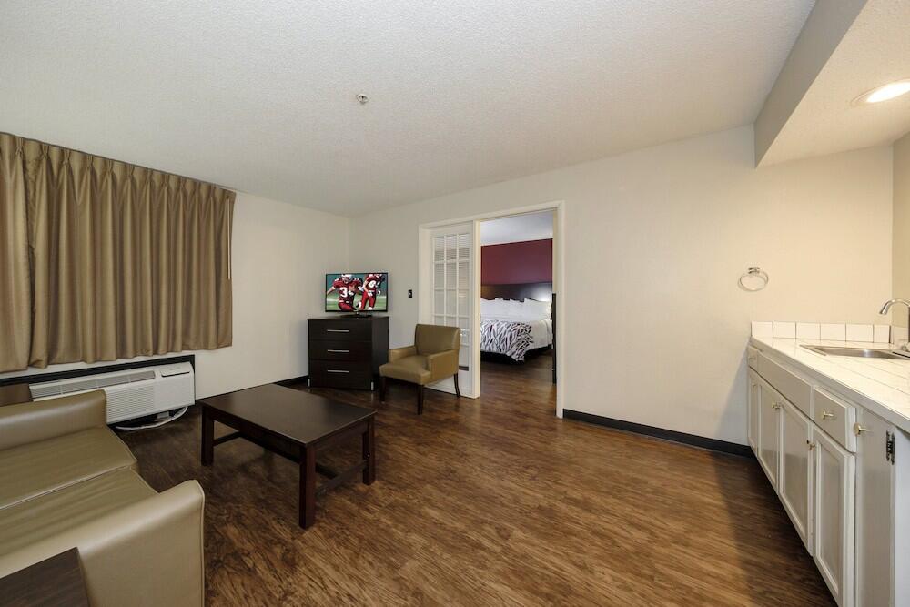 Foto de una habitación de Hotel Red Roof Inn &amp;amp; Suites Savannah Airport