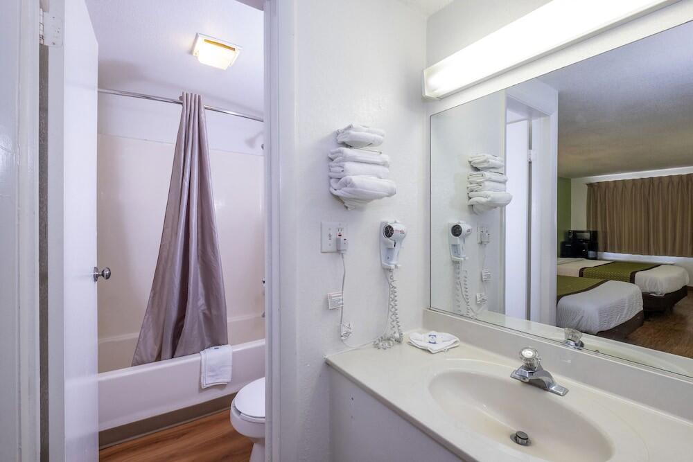 Foto del baño de Hotel American Inn