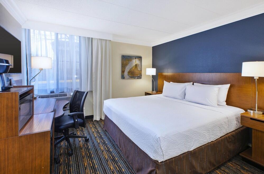 Foto de una habitación de Hotel Fairfield by Marriott Inn &amp;amp; Suites Herndon Reston