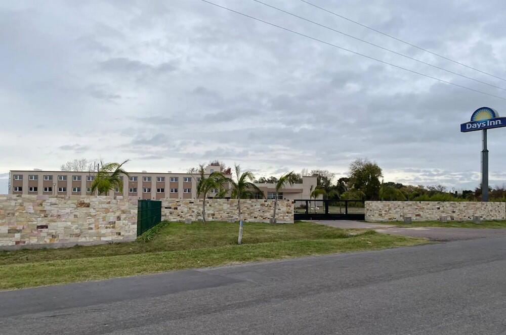 Foto del exterior de Hotel Days Inn Zarate