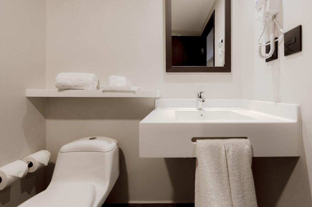Foto del baño de Hotel Sleep Inn Guadalajara Galerías