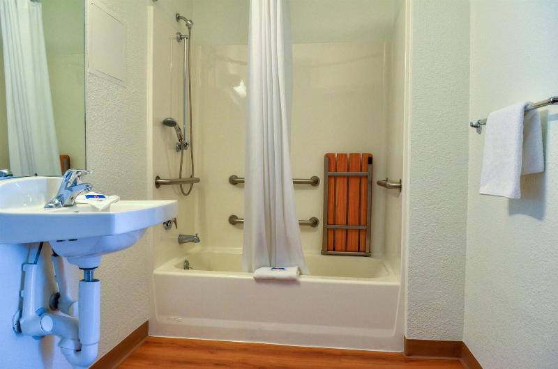 Bathroom – Motel 6-Santa Nella, CA - Los Banos - Interstate 5