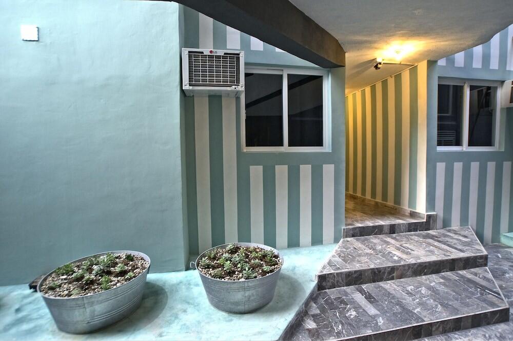 Foto del exterior de Mas Basico Hotel
