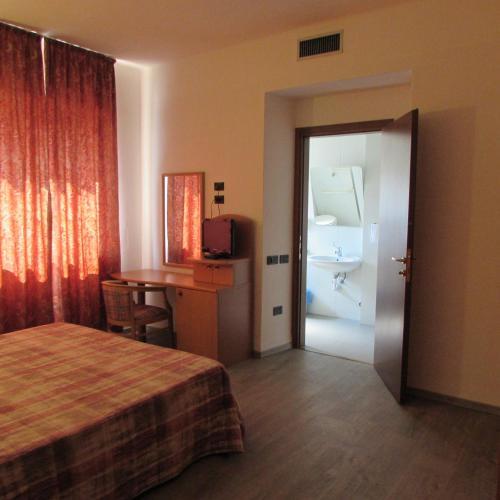 Foto de una habitación de Hotel Alpi Del Mare
