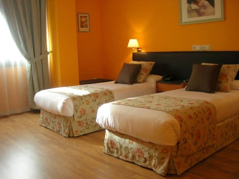 Foto de una habitación de Hotel Aeropuerto Ifema Madrid Torre Hogar Premium
