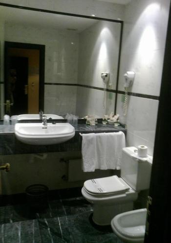 Foto del baño de Hotel Aeropuerto Ifema Madrid Torre Hogar Premium