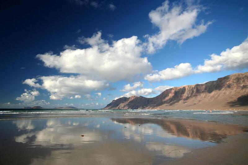 Famara, una playa para el surf - Tu Hotel en centraldereservas.com